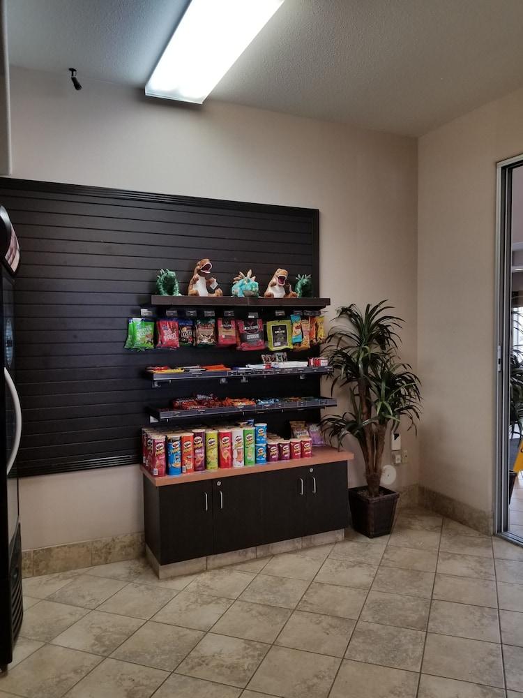 布鲁克斯华美达酒店及套房 外观 照片