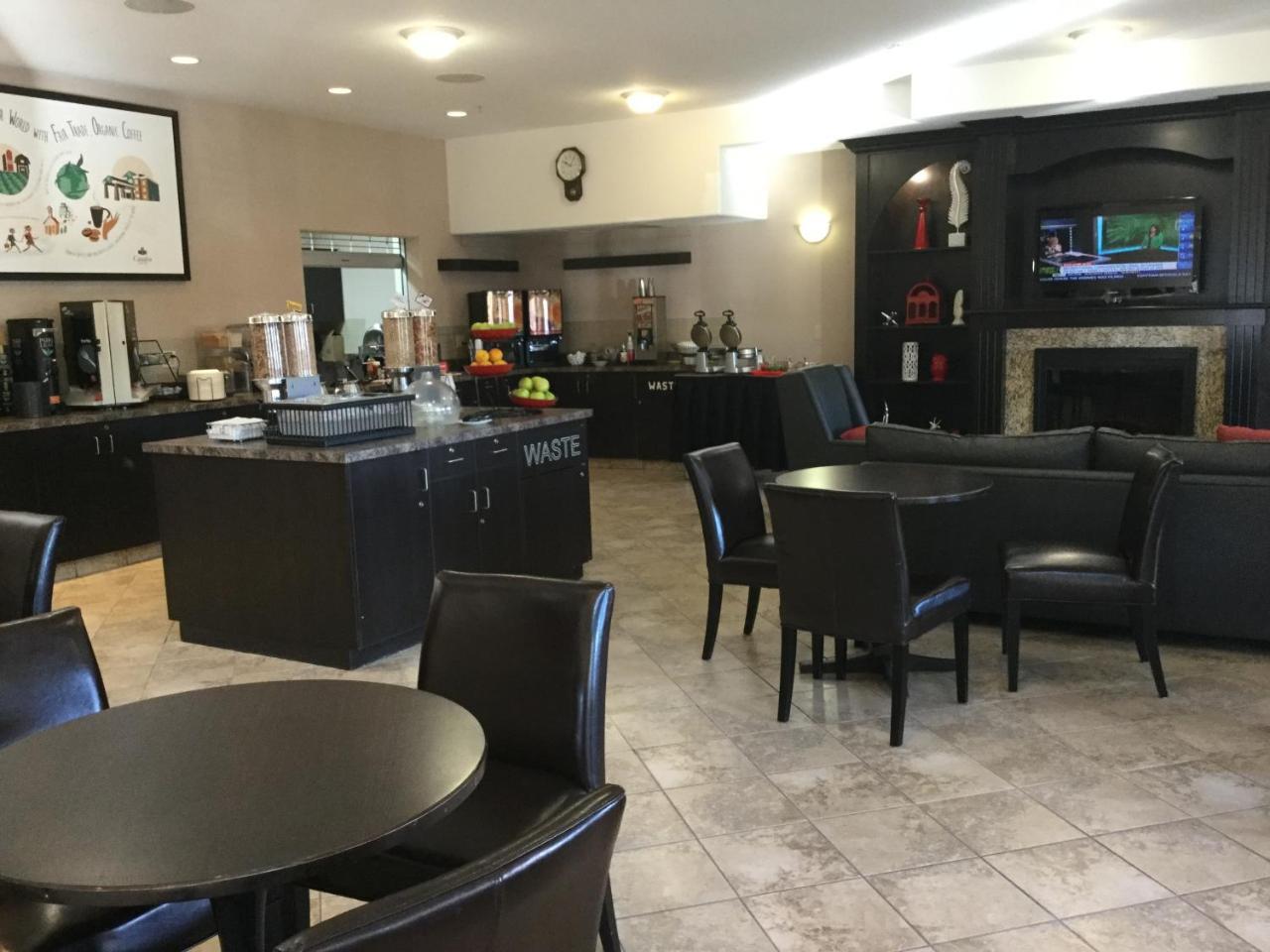 布鲁克斯华美达酒店及套房 外观 照片